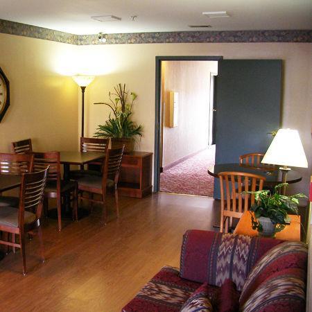 Days Inn & Suites By Wyndham Sellersburg Restoran gambar
