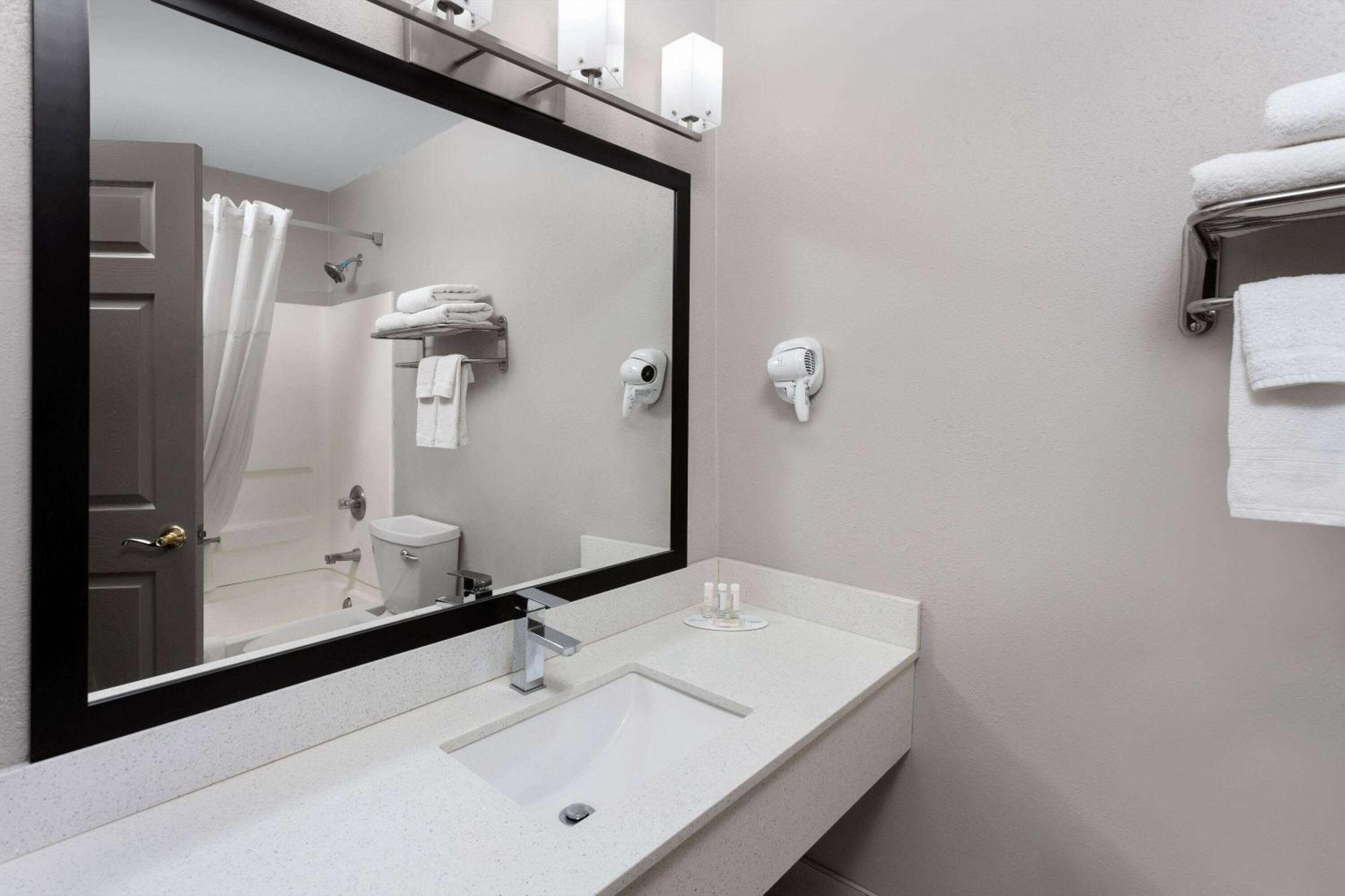 Days Inn & Suites By Wyndham Sellersburg Luaran gambar