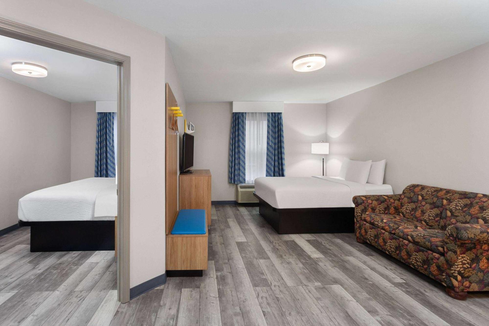 Days Inn & Suites By Wyndham Sellersburg Luaran gambar